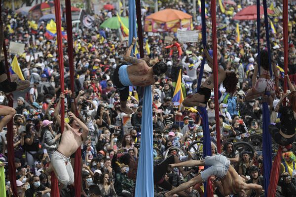Артисты выступают во время демонстрации протеста против правительства президента Колумбии Ивана Дуке в Боготе,15 мая 2021 года. - Sputnik Латвия