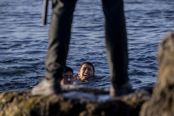 Представитель Испанской гражданской гвардии ожидает мигрантов на берегу в испанском анклаве Сеута, недалеко от границы Марокко и Испании, 19 мая 2021 года. - Sputnik Латвия