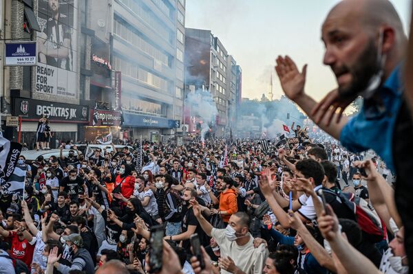 Болельщики Бешикташа празднуют победу в турецкой Суперлиге в Стамбуле, 19 мая 2021 года. - Sputnik Латвия