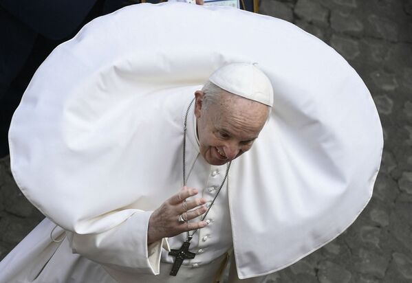 Порыв ветра поднимает сутану Папы Франциска во время его еженедельной публичной аудиенции в Ватикане, 19 мая 2021 года. - Sputnik Латвия