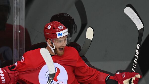 Российский хоккеист Михаил Григоренко радуется заброшенной шайбе в матче против сборной Чехии на групповом этапе ЧМ-2021 - Sputnik Латвия