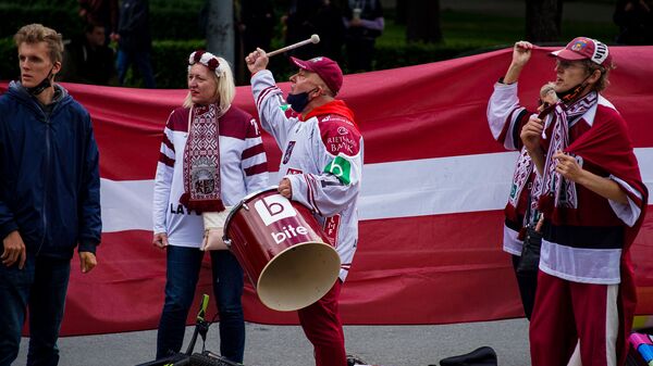 Болельщики сборной Латвии пришли поддержать команду перед первой игрой домашнего чемпионата мира по хоккею - Sputnik Латвия