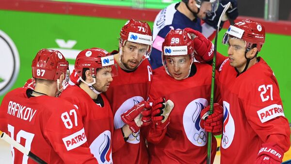 Игроки сборной России радуются забитой шайбе в матче против сборной Великобритании на групповом этапе чемпионата мира по хоккею 2021 - Sputnik Латвия