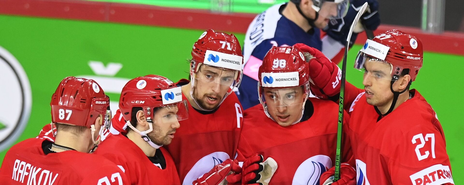 Игроки сборной России радуются забитой шайбе в матче против сборной Великобритании на групповом этапе чемпионата мира по хоккею 2021 - Sputnik Латвия, 1920, 22.05.2021