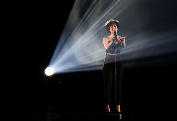 Барбара Прави представила на Евровидении Францию, ее песня Voilà была вдохновлена творчеством Эдит Пиаф - Sputnik Латвия