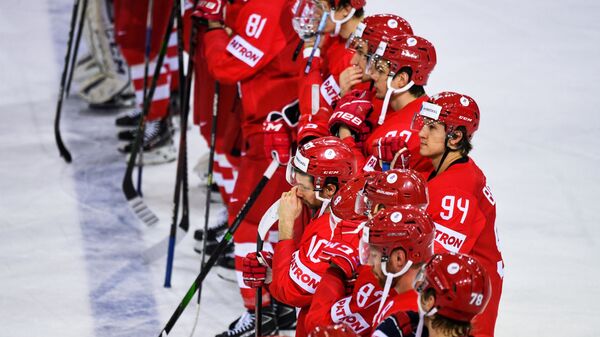 Игроки сборной России после окончания матча со сборной Словакии на групповом этапе ЧМ по хоккею 2021 - Sputnik Латвия