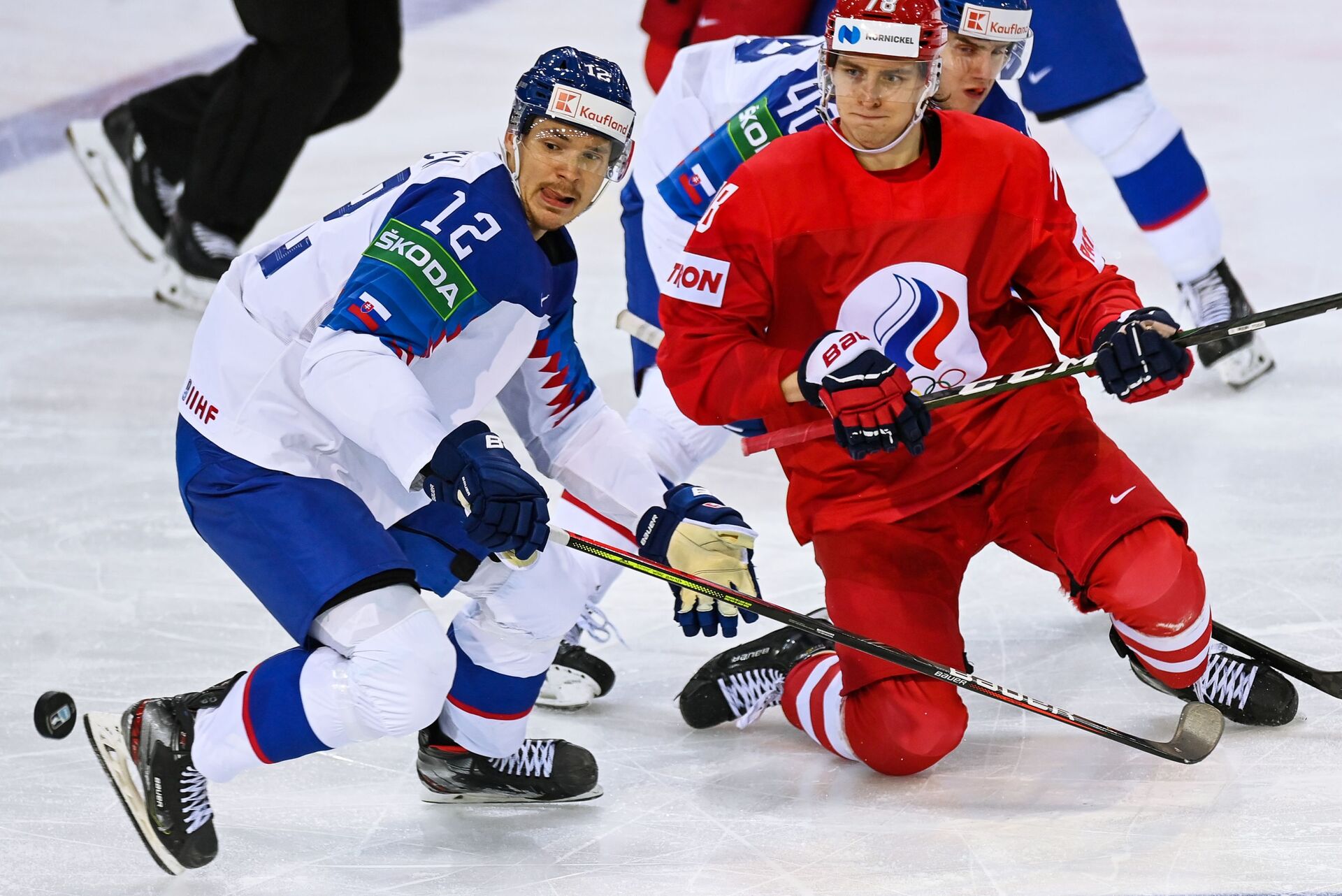 Слева направо: Милош Келемен и Максим Шалунов в матче группового этапа чемпионата мира по хоккею 2021 между сборными Словакии и России - Sputnik Латвия, 1920, 01.06.2021