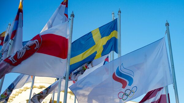 На флагштоках у гостиницы, где проживают хоккеисты сборных-участниц ЧМ-2021, сняли флаги Беларуси и России и заменили на флаги белорусской оппозиции и Олимпийского комитета России - Sputnik Латвия