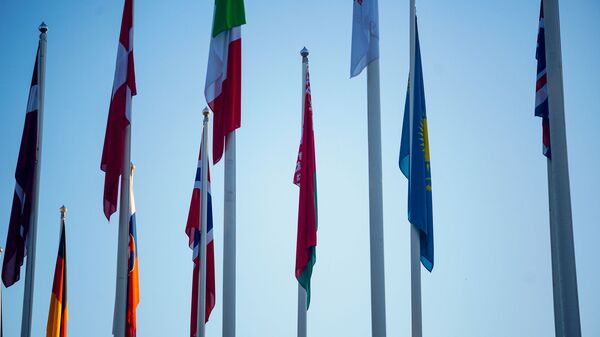 У здания Олимпийского центра флаг Республики Беларусь на месте - Sputnik Latvija