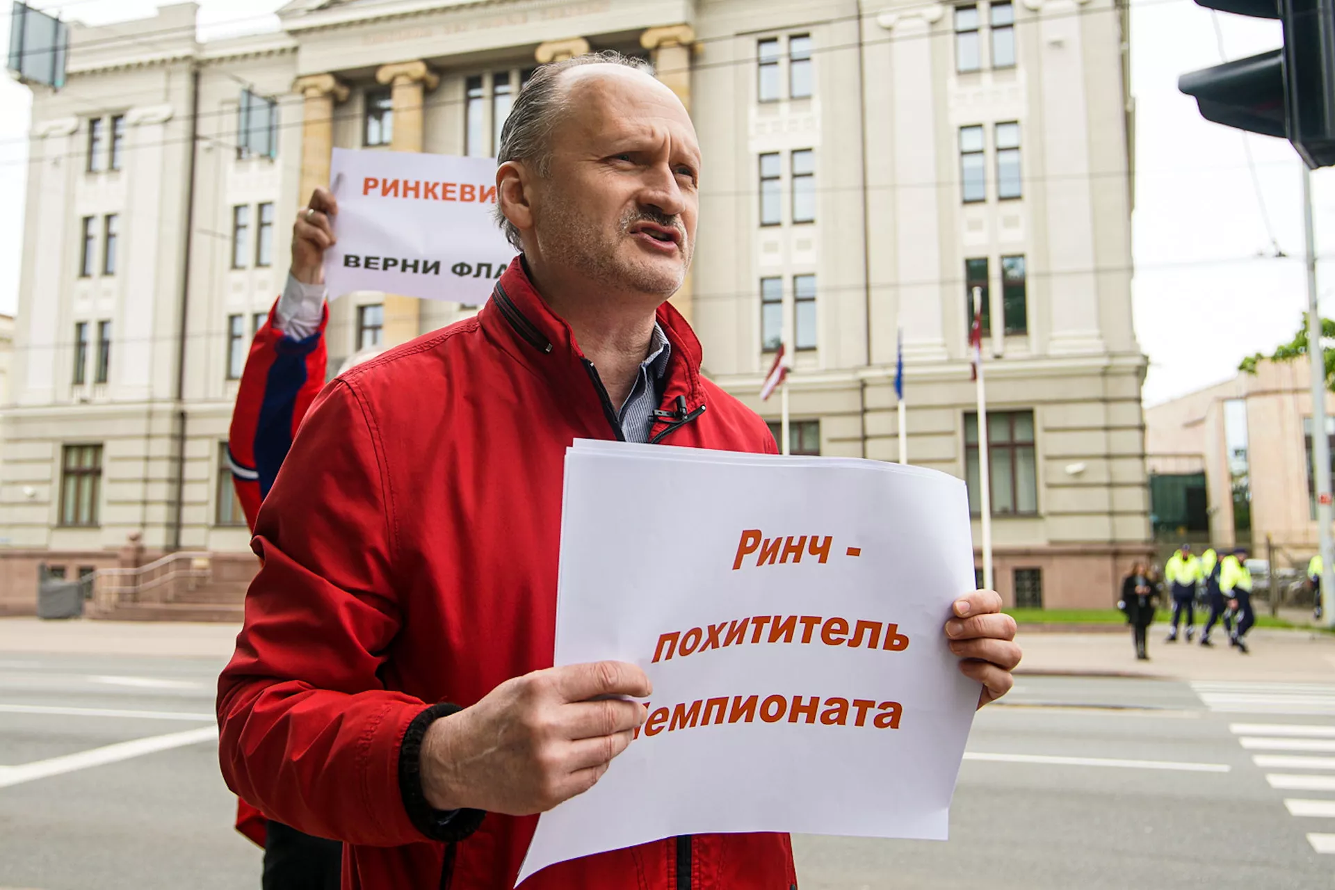 Представители Русского союза Латвии провели пикет у здания  МИД Латвии, против действий латвийских политиков, снявших белорусский флаг - Sputnik Латвия, 1920, 01.06.2021