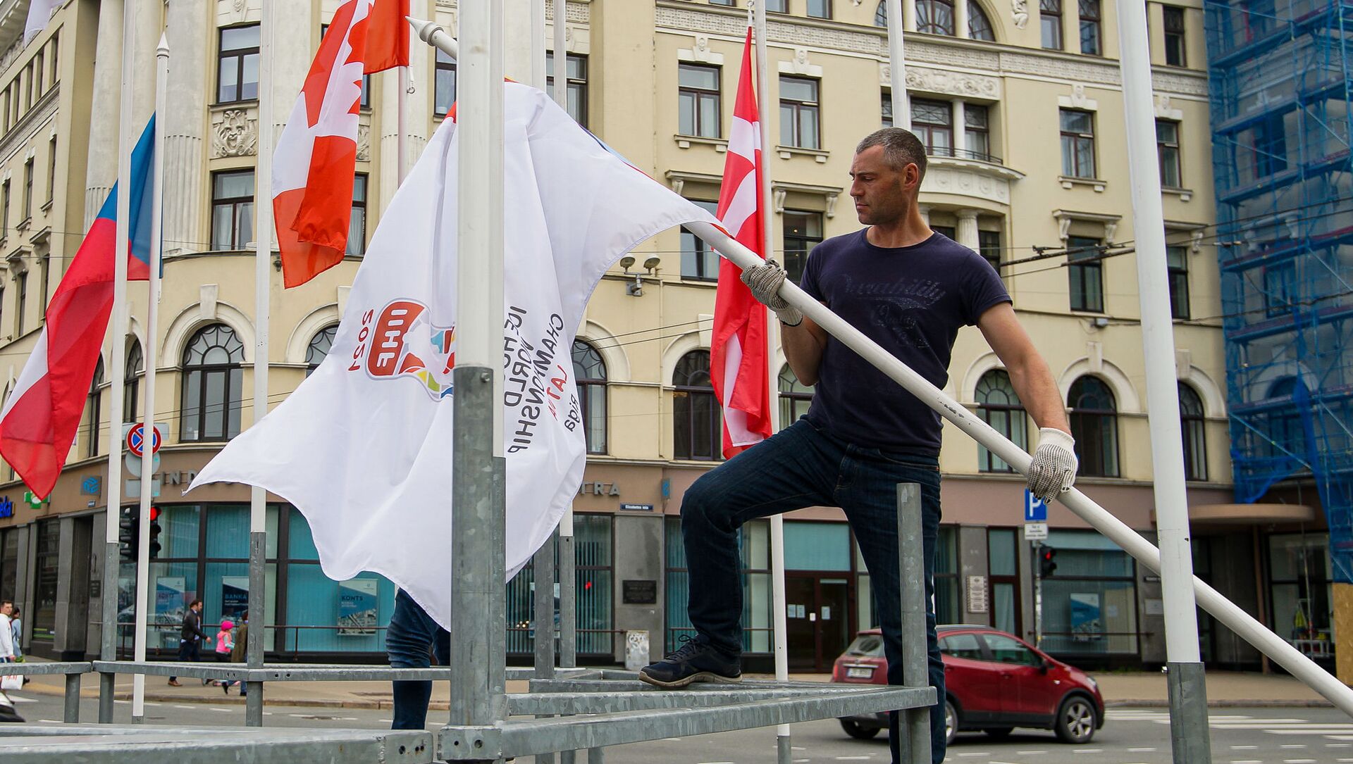 По решению мэра Риги Мартиньша Стакиса все флаги Международной федерации хоккея заменены на флаги города Риги - Sputnik Латвия, 1920, 25.05.2021