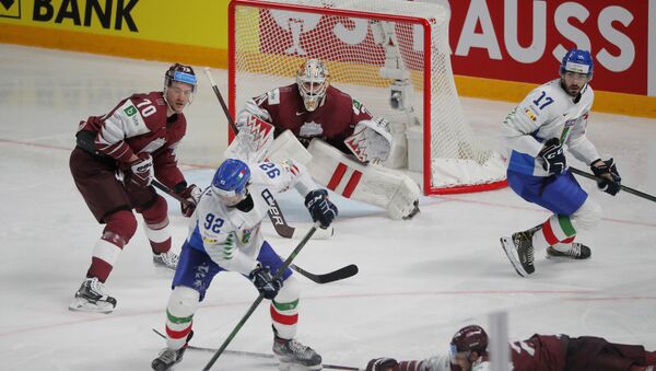 Хоккейный матч между сборными Италии и Латвии на чемпионате мира по хоккею 2021 - Sputnik Латвия