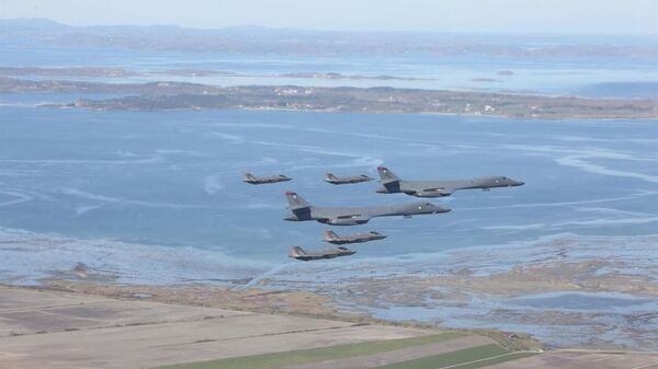 Американские стратегические бомбардировщики B-1B Lancer в сопровождении истребителей F-35 ВВС Норвегии - Sputnik Latvija