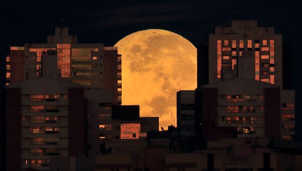 Pilnmēness pirms aptumsuma Brazīlijas kvartālos - Sputnik Latvija