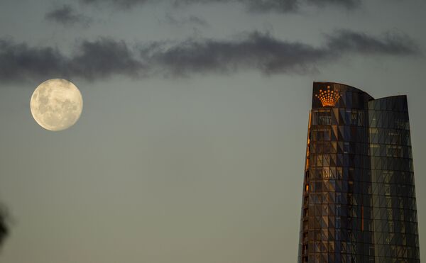 Луна поднимается над башней Барангару в Сиднее. - Sputnik Латвия