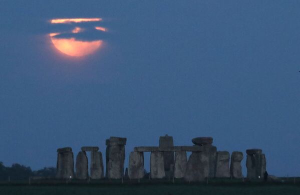 Pilnmēness virs Stounhendža netālu no Eimsberijas, Lielbritānija - Sputnik Latvija