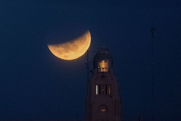 Луна заходит за порт Монтевидео в Уругвае - Sputnik Латвия