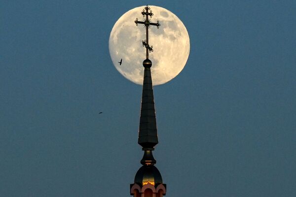 Pilnmēness iemūžināts aiz pareizticīgās baznīcas krusta Rosošā, Voroņežas apgabals - Sputnik Latvija