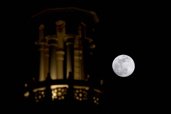 Supermēness virs mošejas Dubaijas līcī - Sputnik Latvija