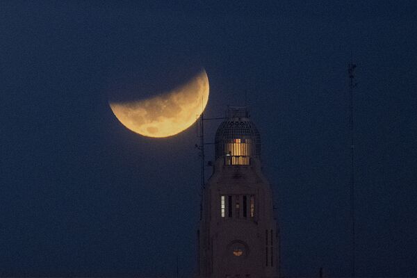 Mēness aptumsums virs Montevideo, Urugvaja - Sputnik Latvija