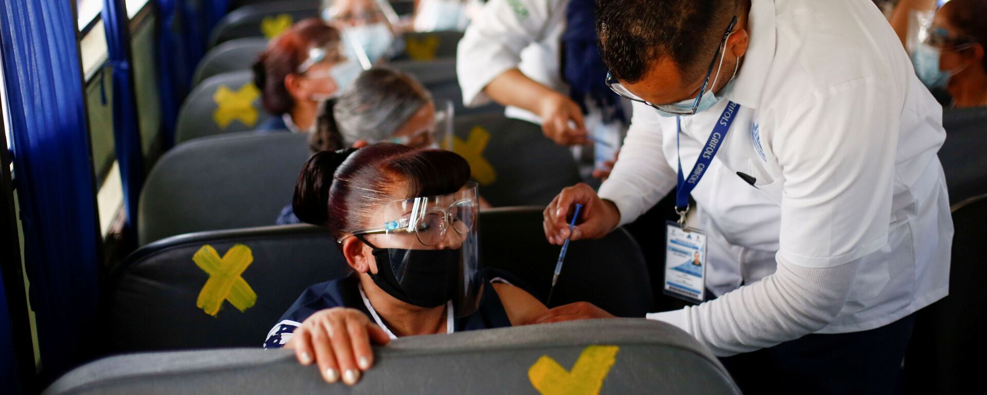 Сотрудники получают дозу вакцины от коронавируса Pfizer-BioNTech (COVID-19) в автобусе в Сьюдад-Хуарес, Мексика - Sputnik Latvija, 1920, 12.06.2021