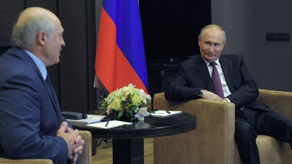 Президент РФ Владимир Путин и президент Беларуси Александр Лукашенко (слева) во время встречи в Сочи, 28 мая 2021 - Sputnik Латвия