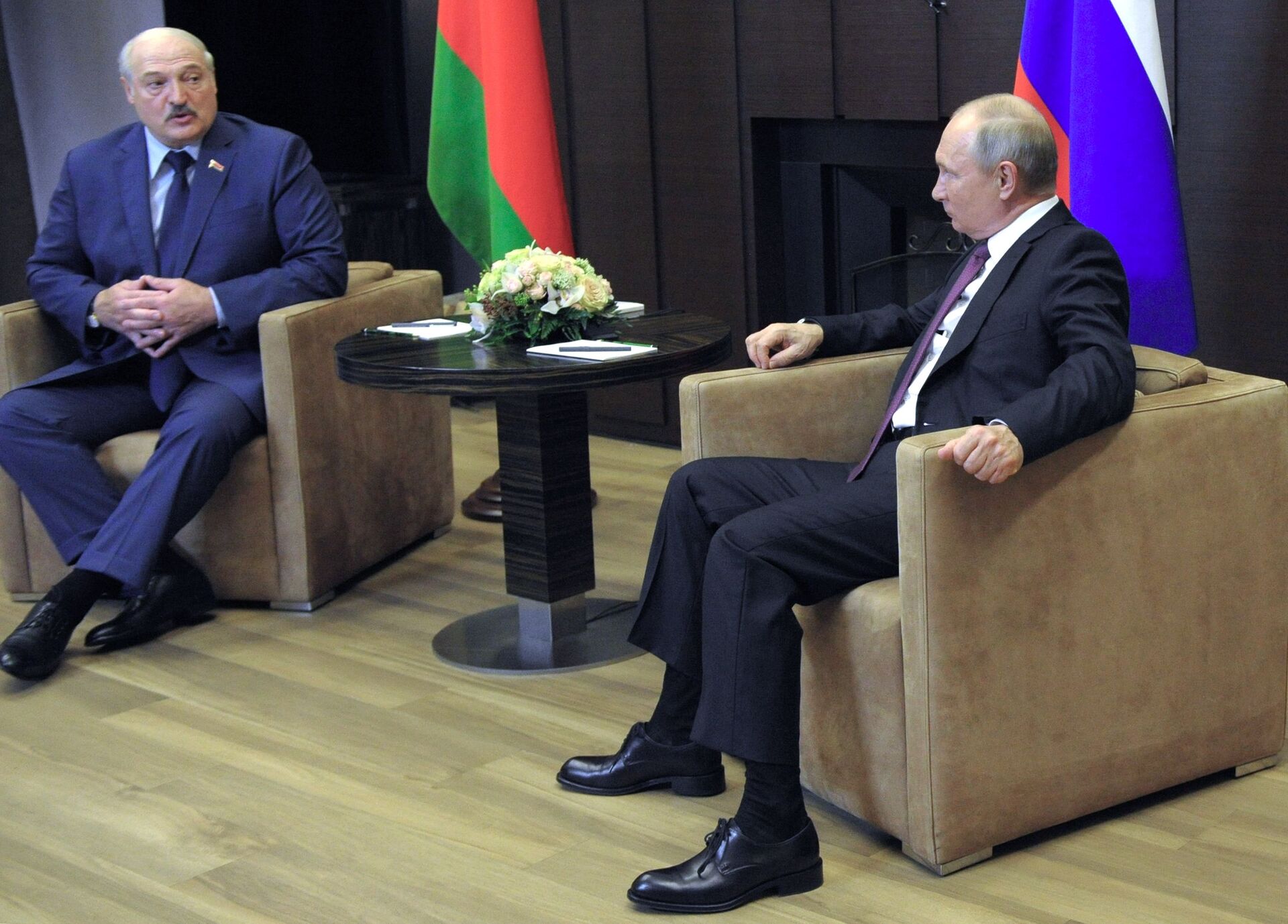 Президент РФ Владимир Путин и президент Беларуси Александр Лукашенко (слева) во время встречи, 28 мая 2021 - Sputnik Латвия, 1920, 01.06.2021