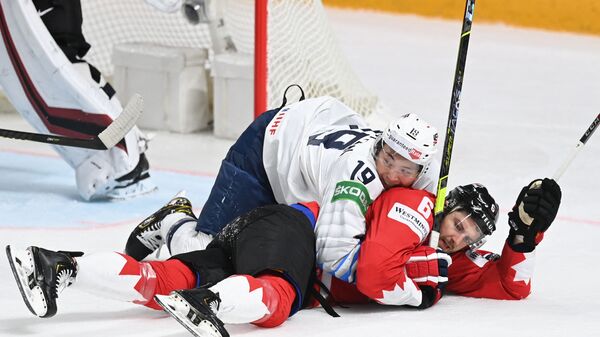 Нападающий США Джейсон Робертсон и защитник Канады Колин Миллер в матче группового этапа чемпионата мира по хоккею - 2021 между сборными командами Канады и США - Sputnik Латвия