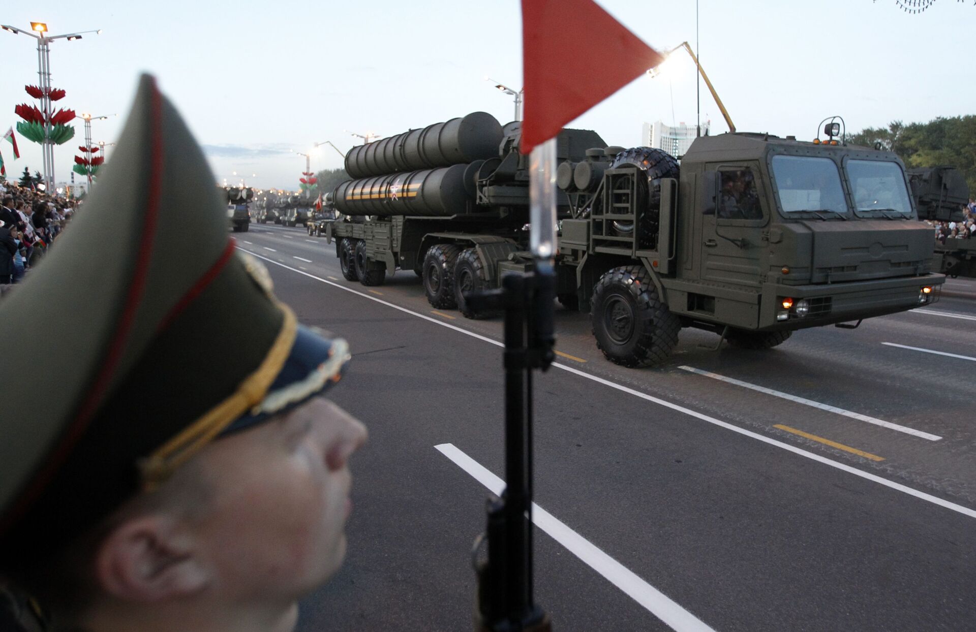 Зенитные ракетные комплексы С-400 принимают участие в военном параде в Минске - Sputnik Латвия, 1920, 01.06.2021