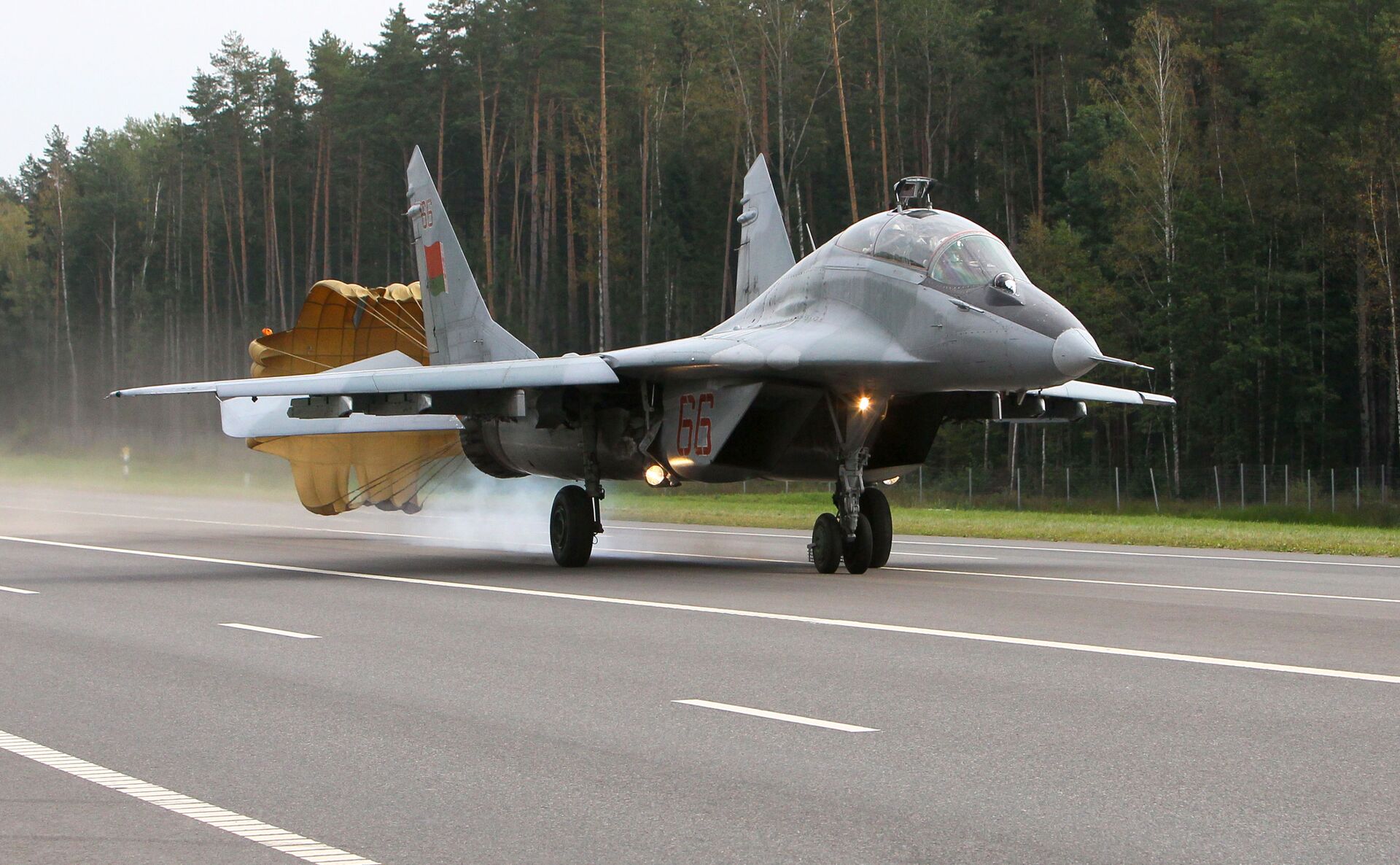 Самолет МиГ-29 белорусских ВВС совершает посадку на участке автомобильной дороги в ходе летно-тактических учений - Sputnik Латвия, 1920, 01.06.2021