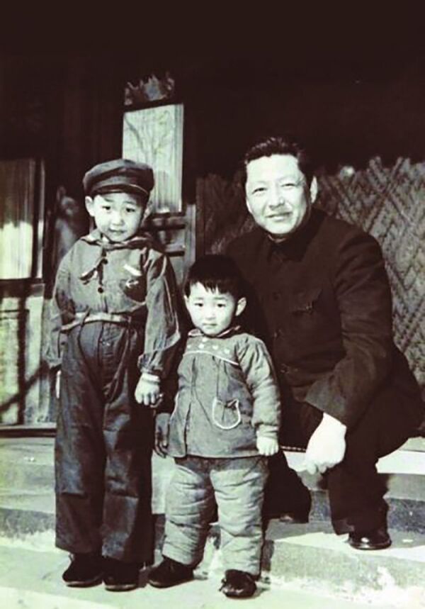 Генеральный секретарь ЦК Коммунистической партии Китая Си Цзиньпин (слева) в возрасте пяти лет с братом и отцом, 1958 год. - Sputnik Латвия