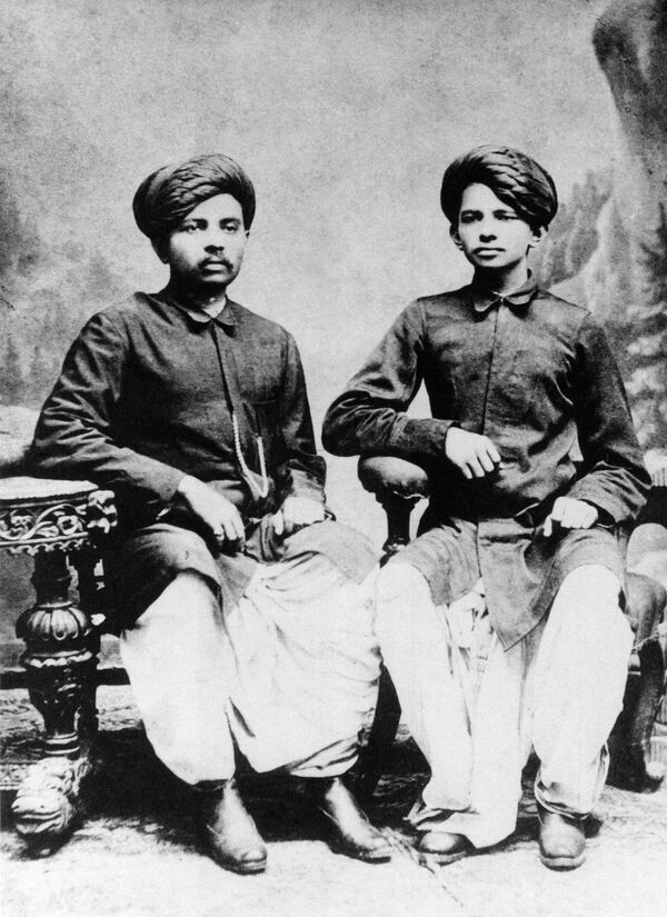 Махатма Ганди (справа) с братом, 1886 год. - Sputnik Латвия