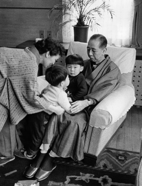 Будущий президент Японии Синдзо Абэ с бабушкой и дедушкой, 1960-е годы. - Sputnik Латвия
