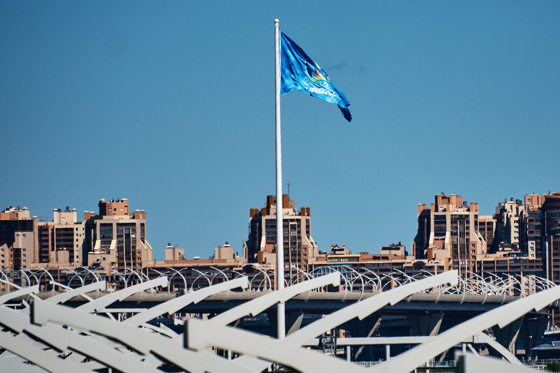 Флаг Евро-2020 подняли над стадионом в Санкт-Петербурге - Sputnik Латвия, 1920, 02.06.2021