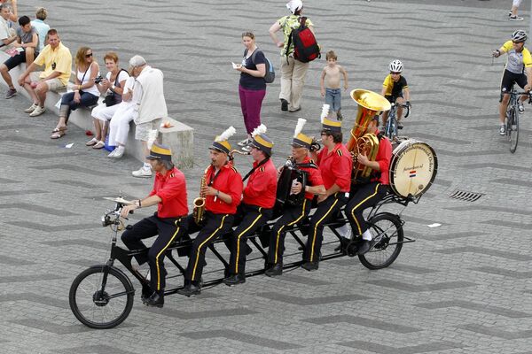  Mūziķi spēlē, braucot ar velosipēdu Roterdamas centrā, 2010. gads. - Sputnik Latvija