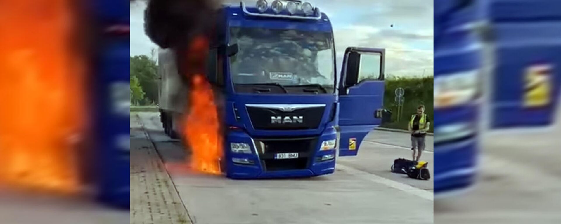 Горящая фура на дороге - Sputnik Латвия, 1920, 04.06.2021