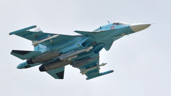 Российский многоцелевой истребитель-бомбардировщик Су-34 выполняет демонстрационный полет на авиасалоне МАКС-2019  - Sputnik Латвия