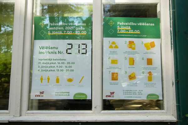 Информационный плакат на двери участка в Юрмале. - Sputnik Латвия