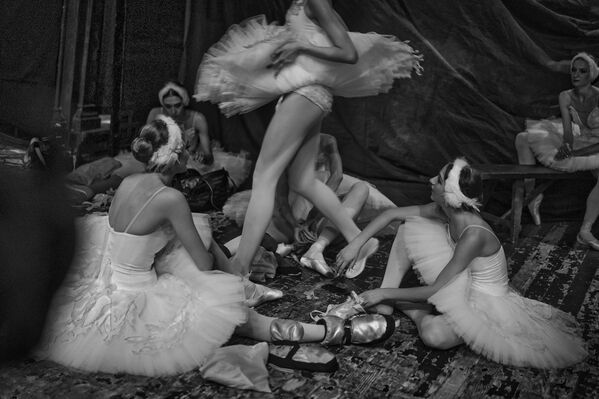 Один из снимков фотопроекта Behind The Ballet фотографа Алексея Цилера, победившего в номинации Фотопроект фотоконкурса РГО Самая красивая страна - Sputnik Латвия