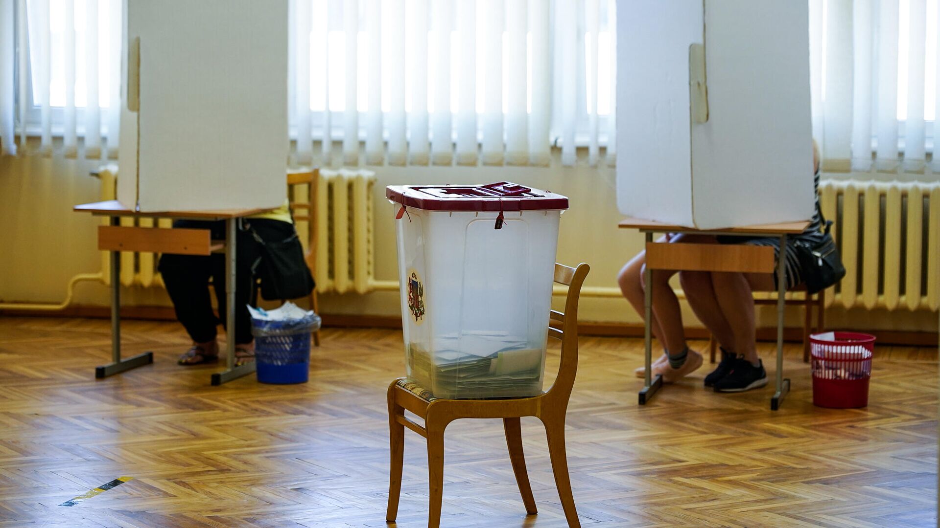 Урна для голосования на избирательном участке в Елгаве - Sputnik Латвия, 1920, 12.09.2021