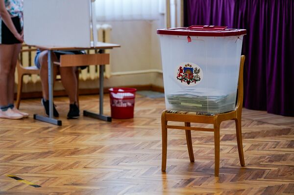 В Елгаве, напротив, явка оказалась ниже средней по стране - она не достигла и 30%. На фото: урна для голосования на избирательном участке в Елгаве. - Sputnik Латвия