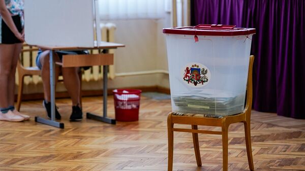 Урна для голосования на избирательном участке в Елгаве - Sputnik Латвия