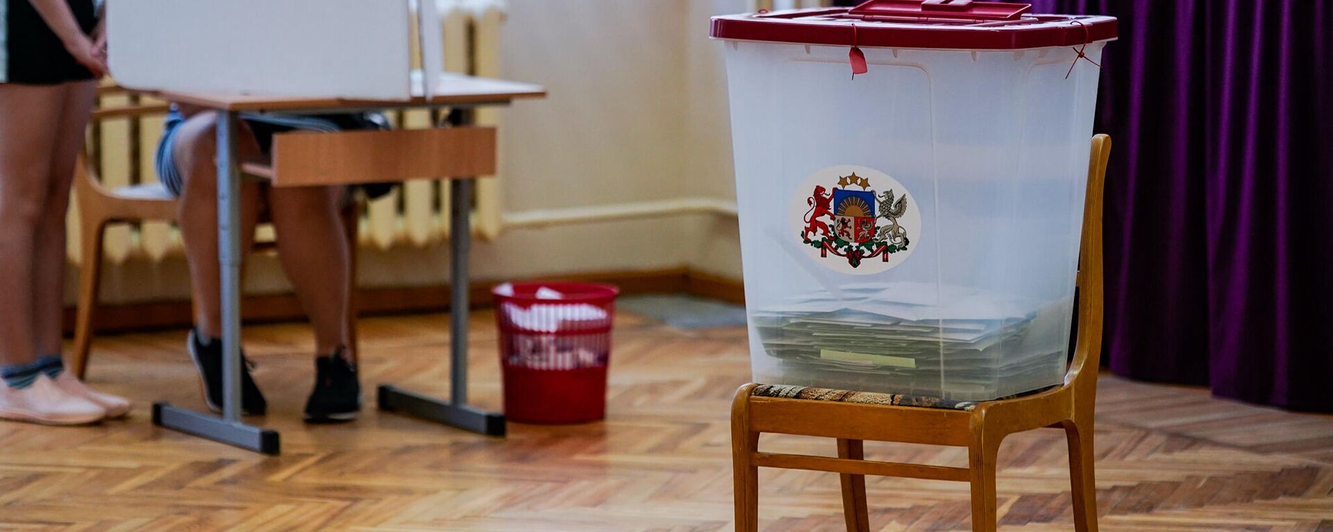 Урна для голосования на избирательном участке в Елгаве - Sputnik Латвия, 1920, 17.08.2022