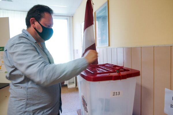 Хотя низкую явку на выборах предрекали заранее, активность избирателей достигла рекордно малых значений, едва превысив 34%. - Sputnik Латвия
