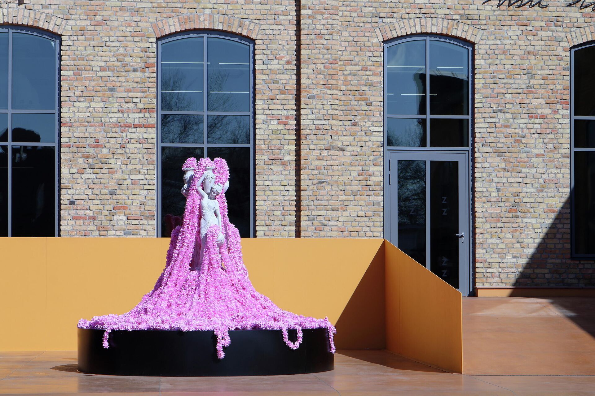 Двор арт-центра Zuzeum украсила специально созданная инсталляция “Весна” - Sputnik Латвия, 1920, 07.06.2021
