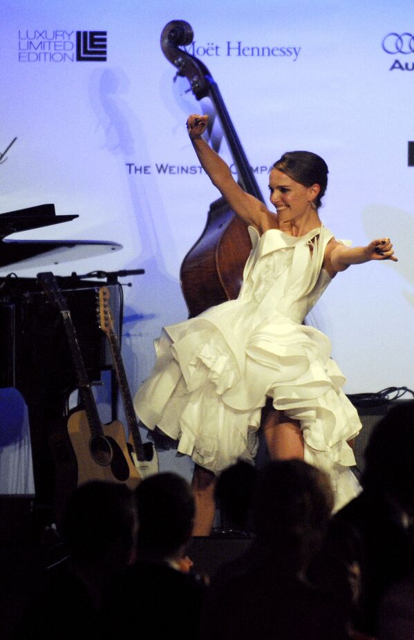 Натали Портман танцует на аукционе &quot;Кино против СПИДа&quot;, 22 мая 2008 года.Портман говорит, что с детства отличалась целеустремленностью и четко знала, что хочет быть актрисой. - Sputnik Латвия