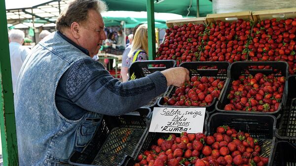 Польская клубника на Центральном рынке в Риге - Sputnik Латвия