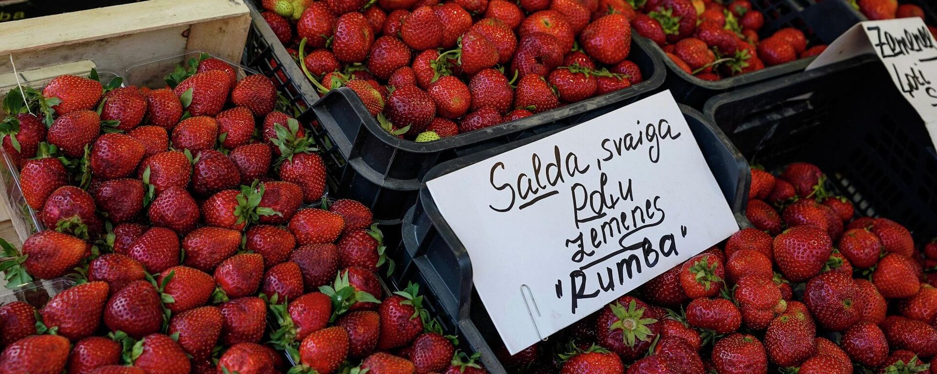 Польская клубника на Центральном рынке в Риге - Sputnik Латвия, 1920, 20.06.2025