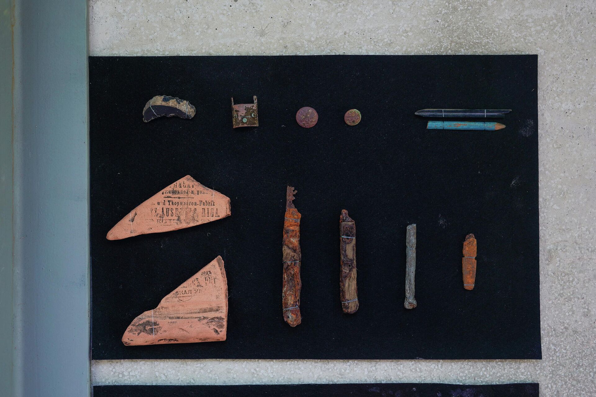 Предметы, найденные на месте лагеря латышских стрелков в Олайне - Sputnik Латвия, 1920, 15.06.2021