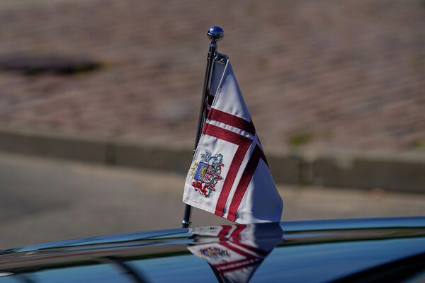 Флажок председателя Сейма Латвии на автомобиле - Sputnik Латвия